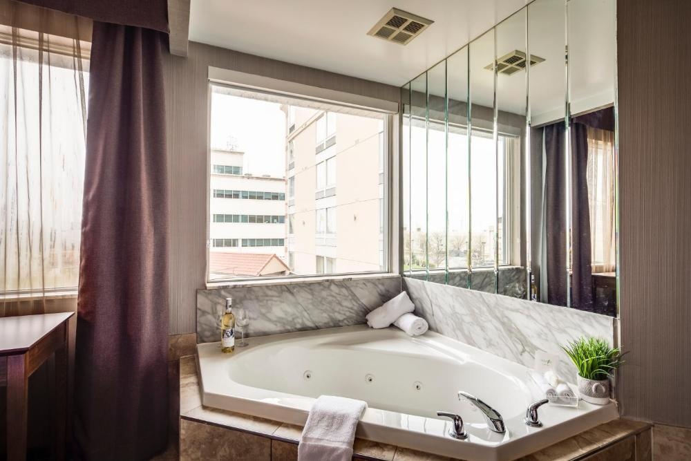 Monte Carlo Inns Airport Suites